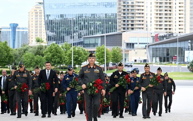 Müdafiə Nazirliyinin rəhbər heyəti Fəxri Xiyaban, Zəfər parkı və Hərbi Memorial Məzarlığı ziyarət etdi - FOTO/VİDEO