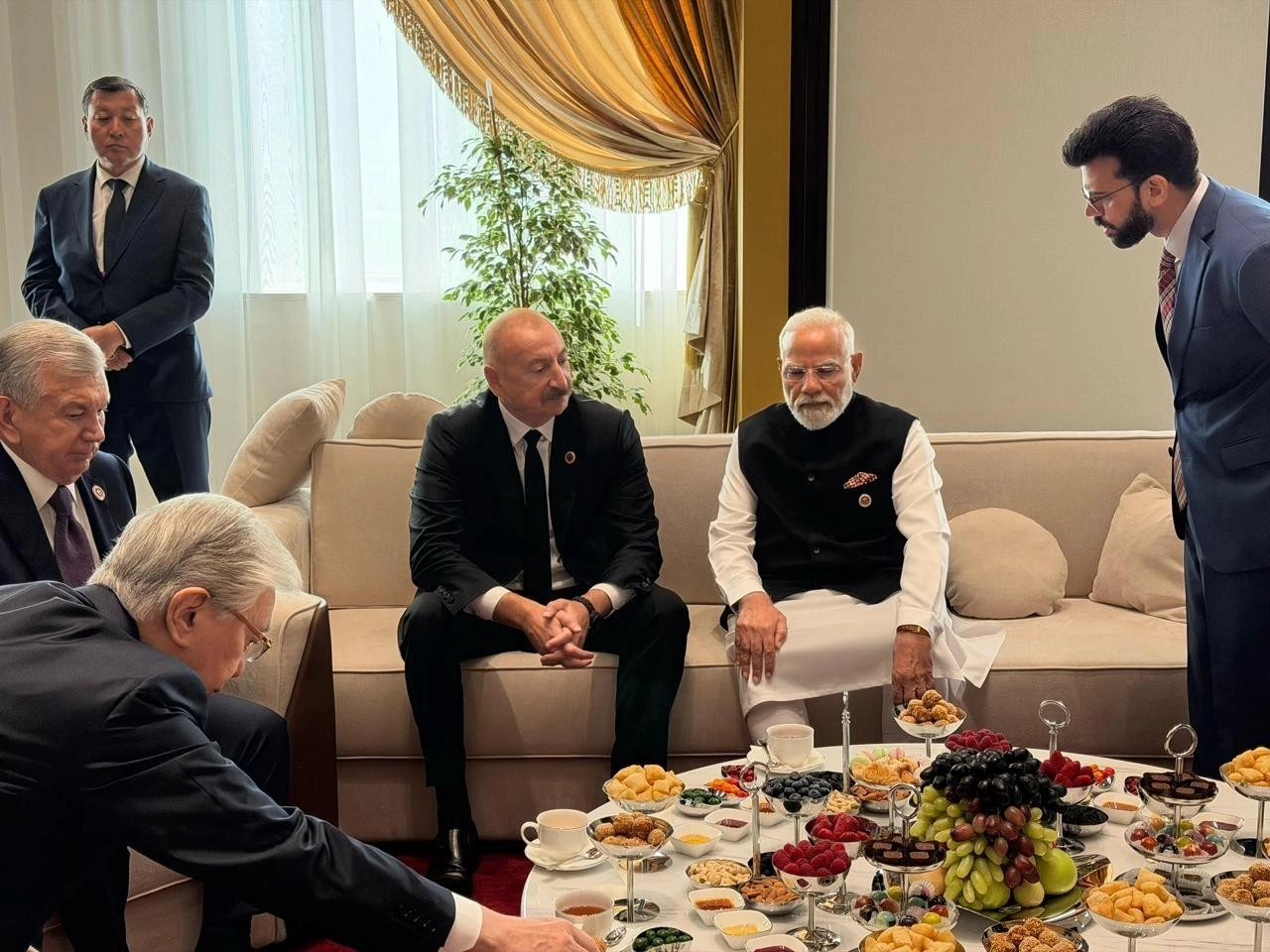İlham Əliyev Bişkekdə Narendra Modi ilə söhbət etdi - FOTO