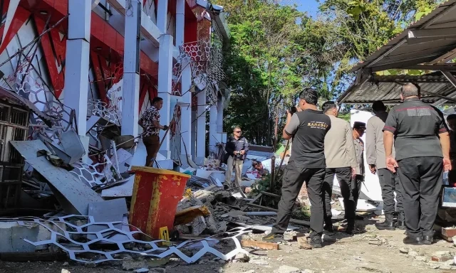 İndoneziyada DƏHŞƏTLİ ZƏLZƏLƏ: Sunami xəbərdarlığı elan edildi - FOTO