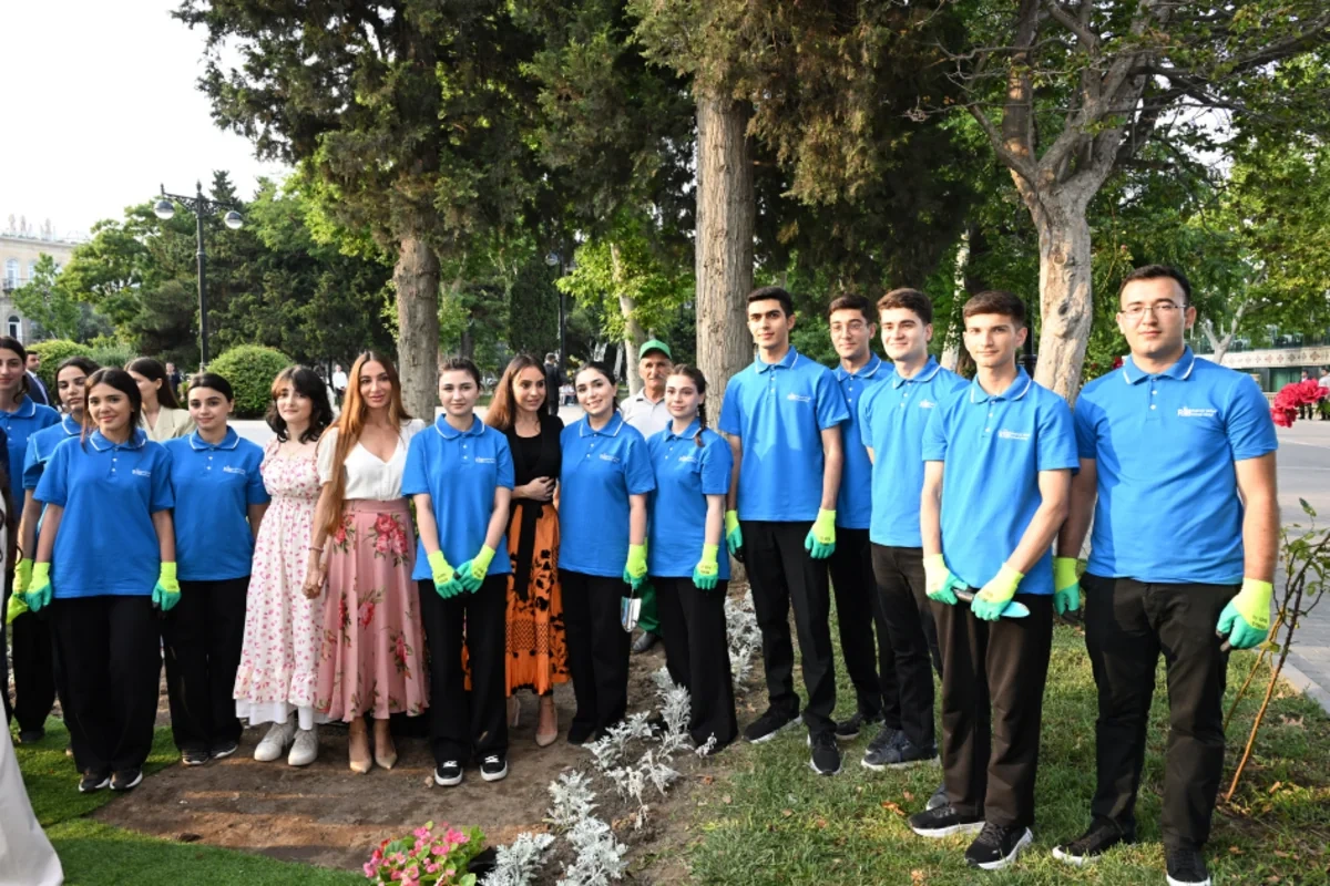 Leyla və Arzu Əliyevalar mövsümi güllərin əkilməsi aksiyasında iştirak ediblər - FOTO