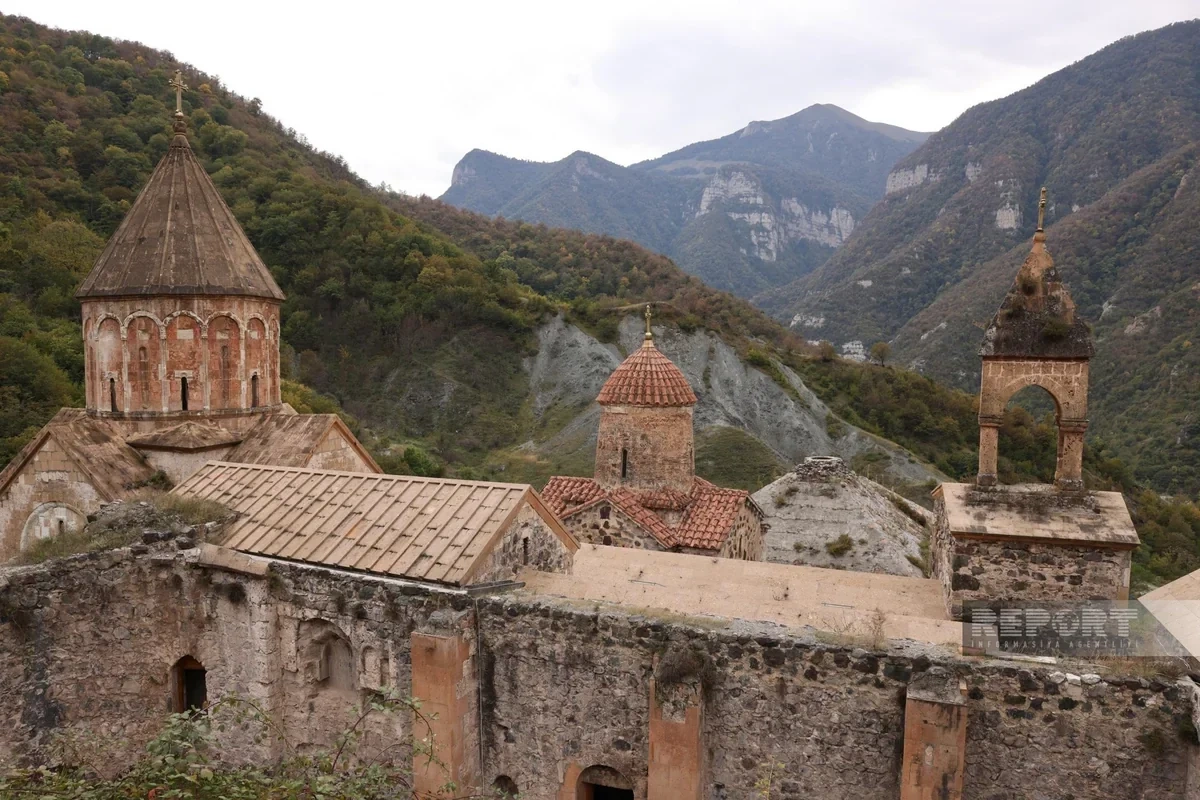 Beynəlxalq səyyahlar Kəlbəcərdəki Xudavəng monastırında olublar - FOTO
