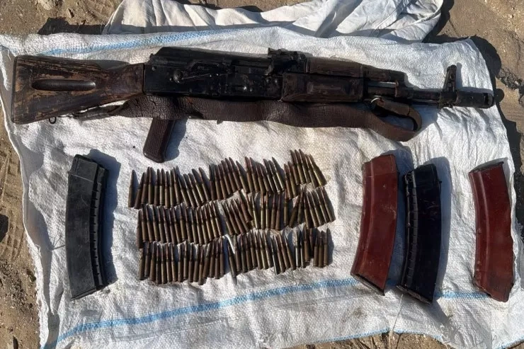 Bakıda məhkumun çimərlikdə gizlətdiyi "Kalaşnikov" tapıldı