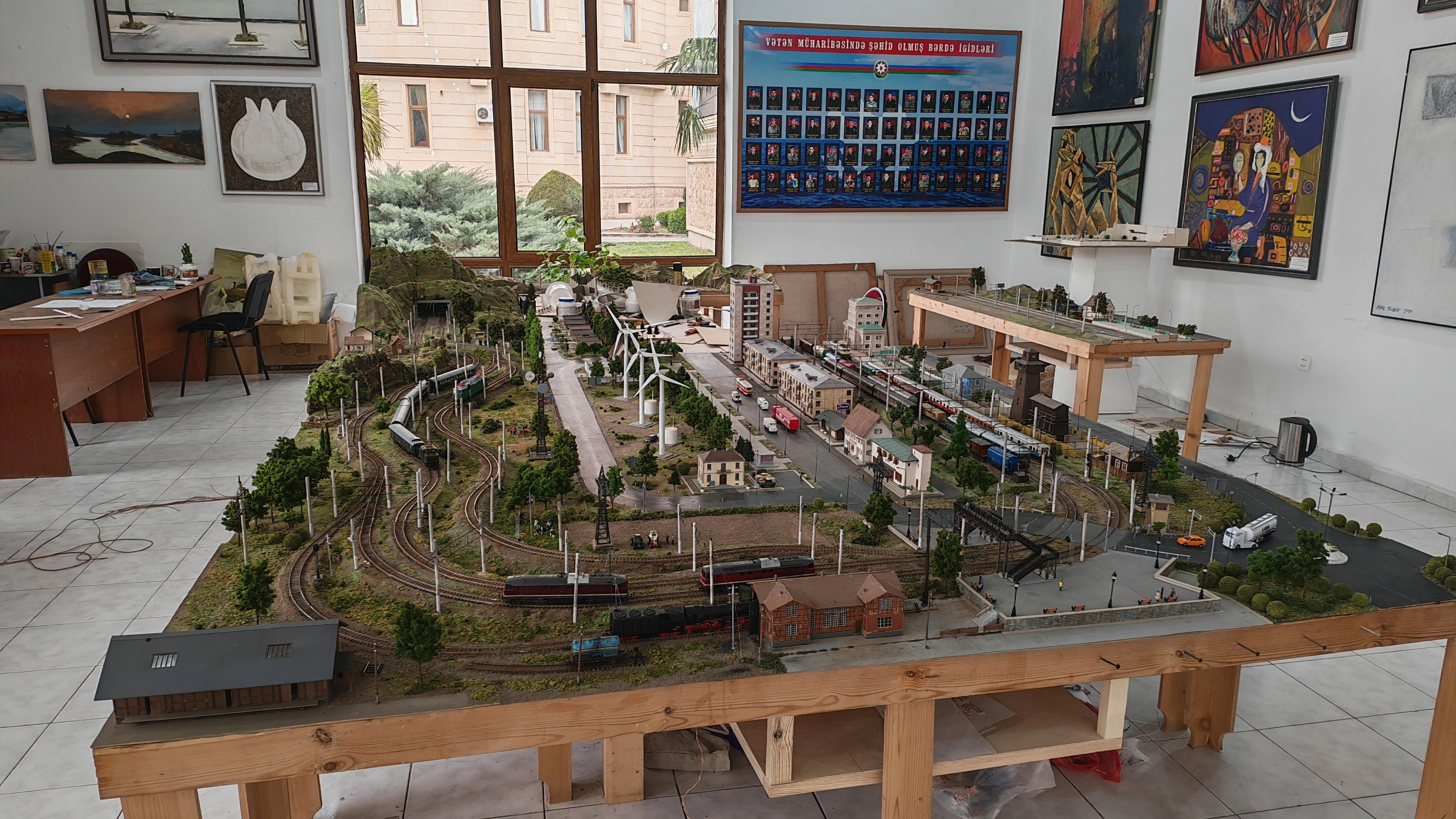 Bərdəli rəssam Qarabağın miniatür dəmir yolu maketini hazırlayır - FOTO