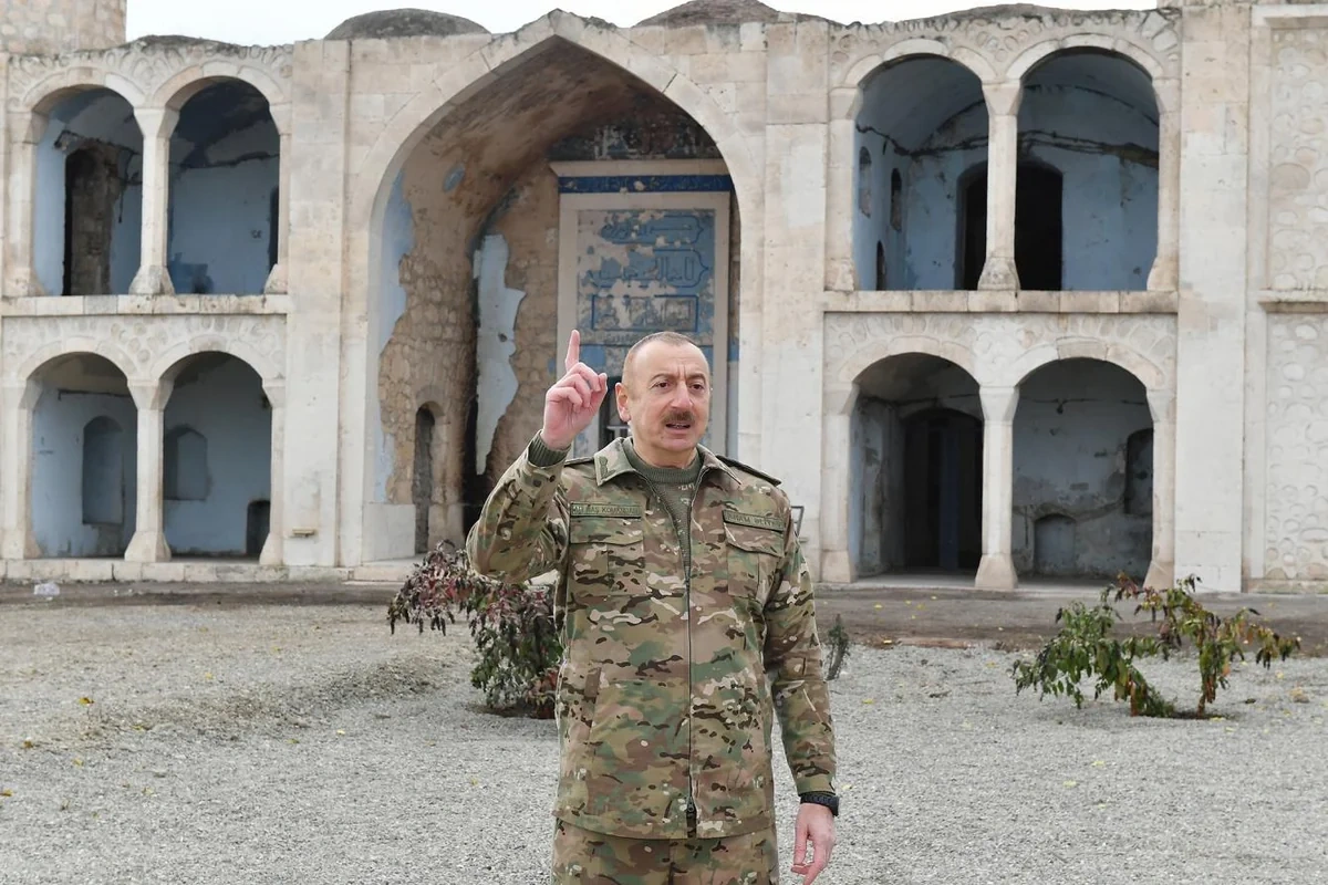 Ağdam Cümə məscidində müzəffər Ali Baş Komandanı qarşılayan ayə: "İnnə fətəhnə ləkə fəthən mubinə" - VİDEO
