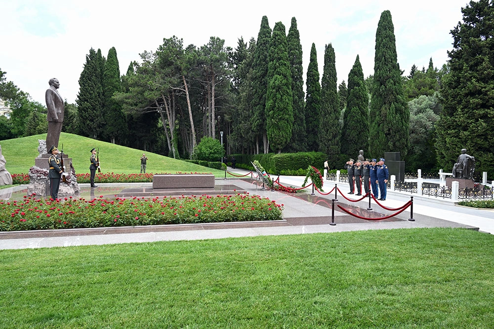 Müdafiə Nazirliyinin rəhbər heyəti Fəxri Xiyaban, Zəfər parkı və Hərbi Memorial Məzarlığı ziyarət etdi - FOTO/VİDEO