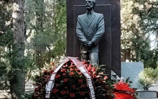 ƏHD Partiyası Əbülfəz Elçibəyin məzarını ziyarət edib - FOTO