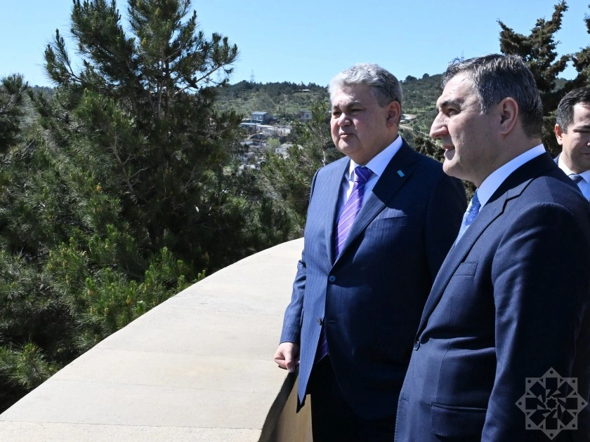 Qazaxıstan nümayəndə heyəti Şəhidlər xiyabanını və Zəfər parkını ziyarət etdi - FOTO