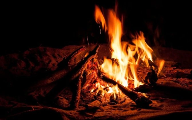 Sumqayıtda tonqal yandırılan zaman partlayış baş verib, 8-i uşaq olmaqla, 10 nəfər xəsarət alıb -VİDEO