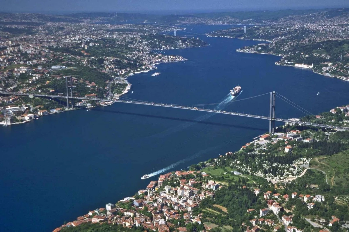 İstanbul sahillərində yük gəmisi saya oturdu