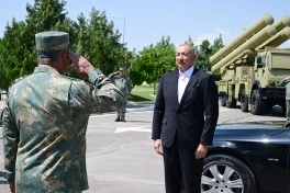 Prezident Naxçıvanda yeni komando hərbi hissələrinə Döyüş bayraqlarının verilməsi mərasimində iştirak edib - FOTO