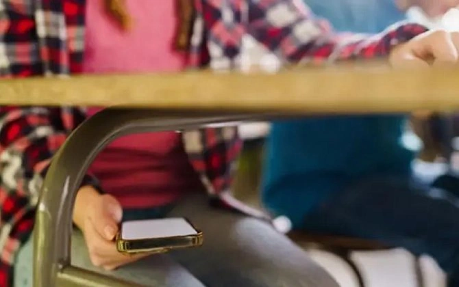 Bu ölkənin liseylərində telefon qadağa edildi