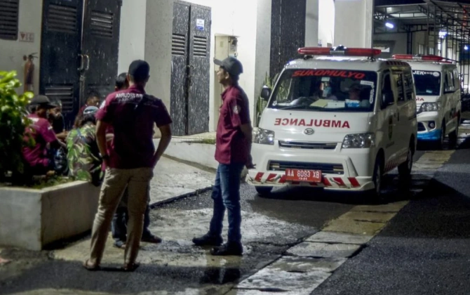 İndoneziyada yük maşını aşıb, ölənlər var