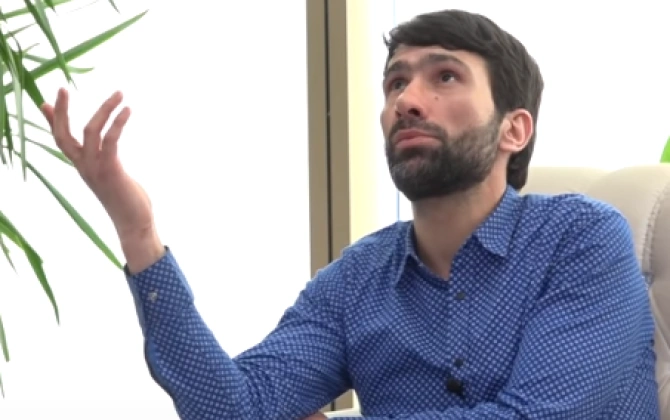 "Emili bu hala gətirən müğənni idi"