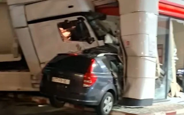 Yük maşını "Lukoil" yanacaqdoldurma məntəqəsinə çırpıldı - VİDEO