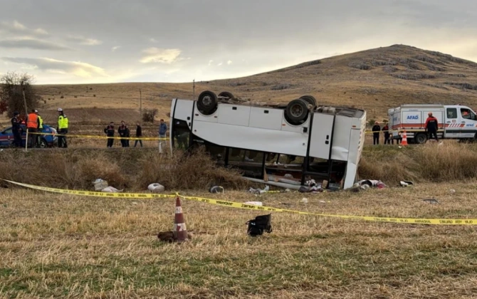 Türkiyədə mikroavtobus aşıb, 28 nəfər xəsarət alıb