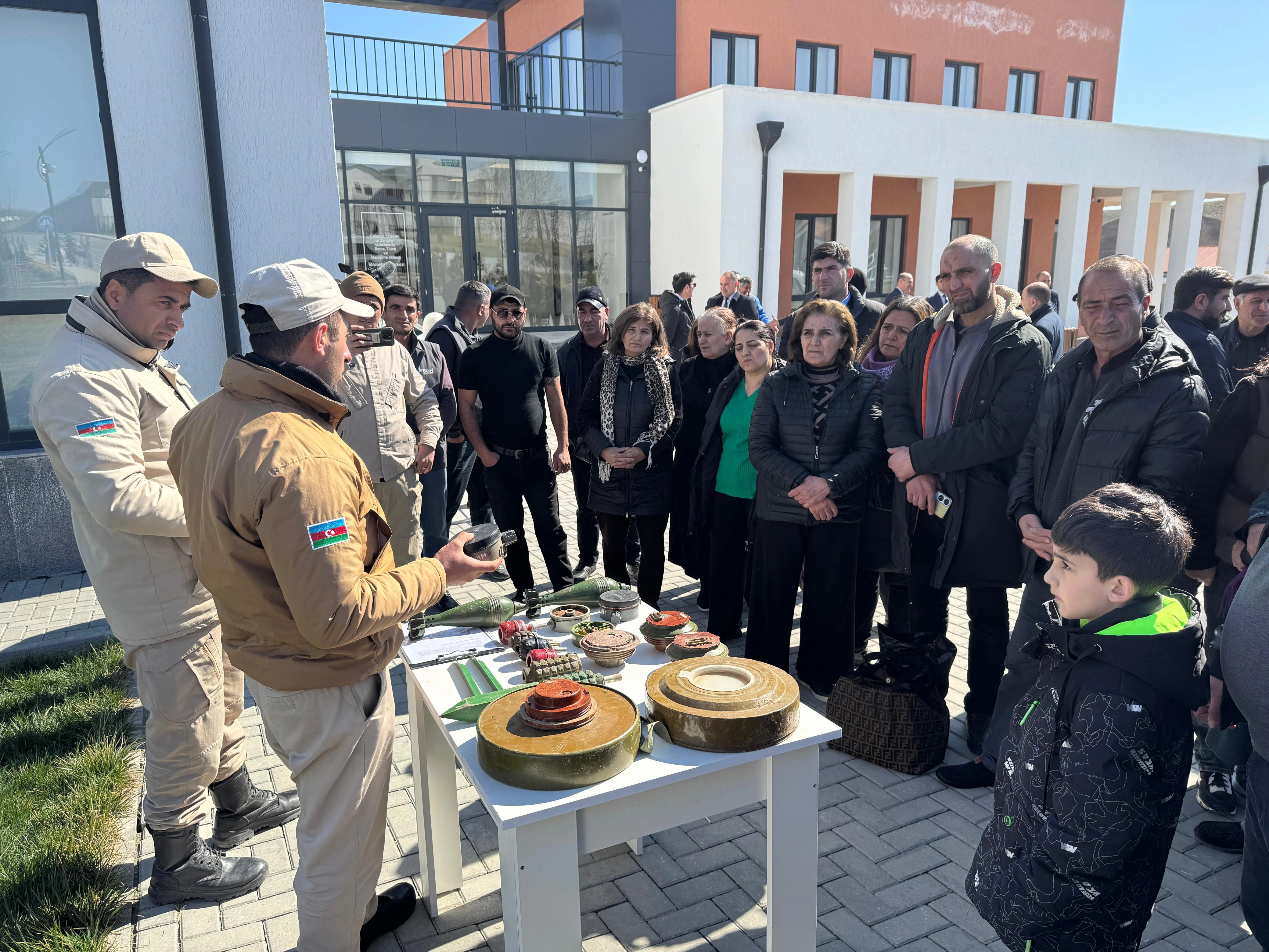 Növbəti köç karvanı Horovlu kəndinə çatdı, açarlar təqdim olundu - FOTO