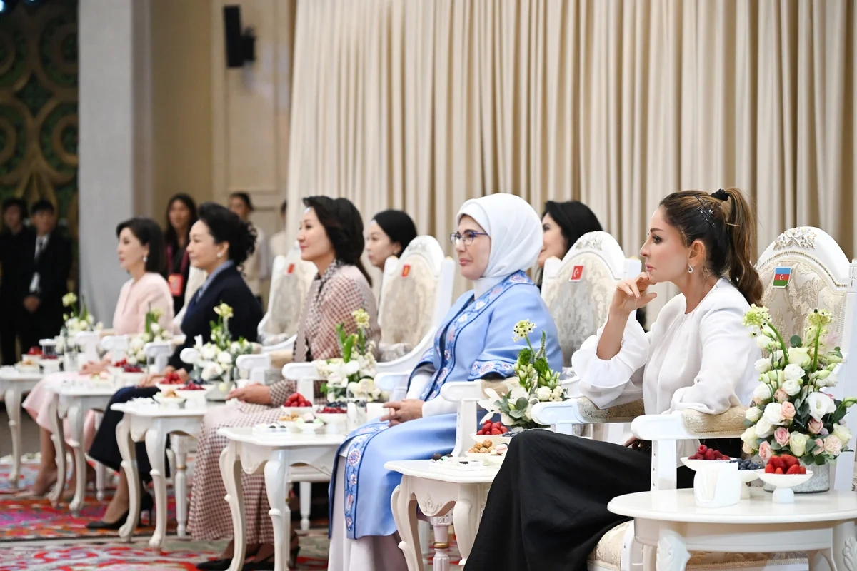 Mehriban Əliyeva Bişkekdə dekorativ-tətbiqi sənət ustalarının əl işlərindən ibarət sərgi ilə tanış oldu - FOTO
