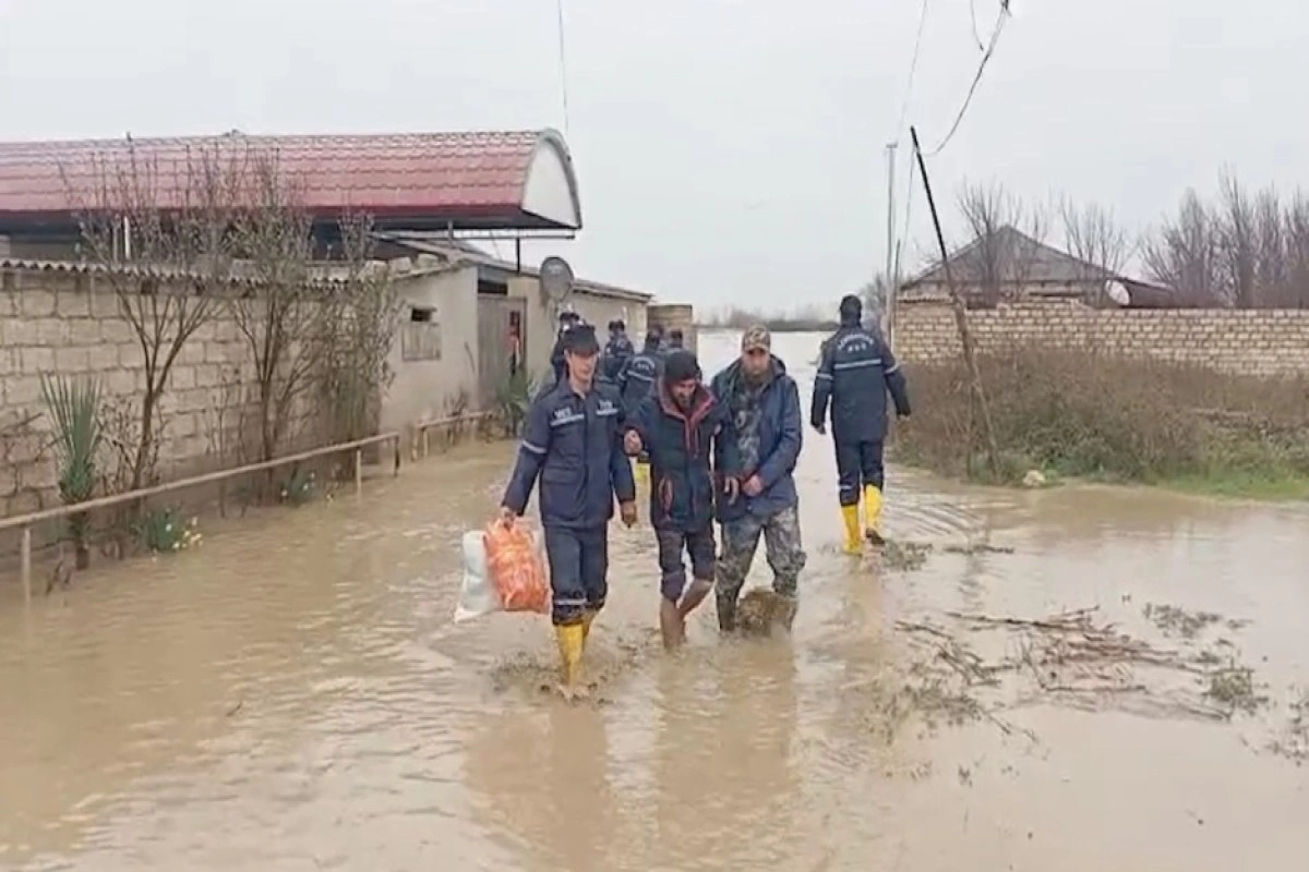 Xaçmazda evlərə su dolub, köməksiz vəziyyətdə qalan 22 nəfər təxliyə edilib - VİDEO - FOTO