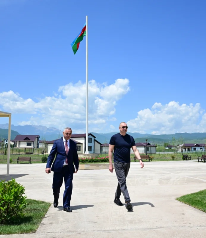 İlham Əliyev Xocalıda hərbi qulluqçular üçün nəzərdə tutulan fərdi evlərdə yaradılmış şəraitlə tanış olub - FOTO