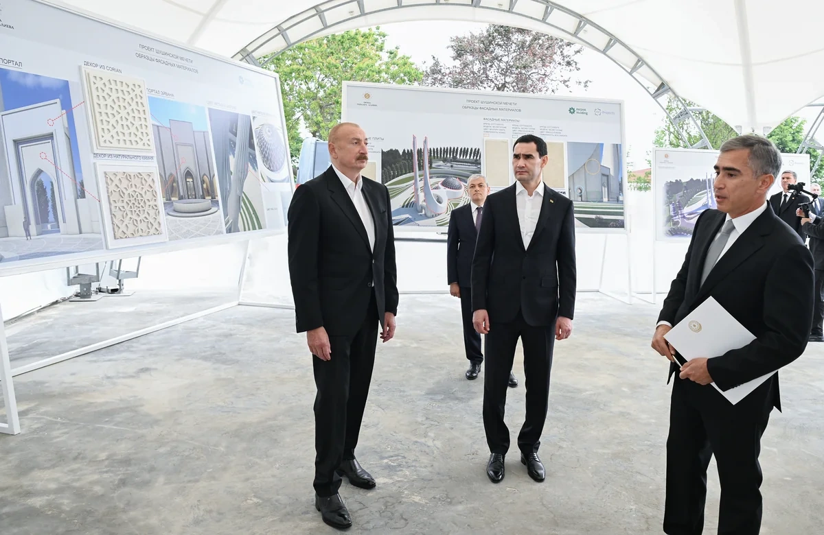 Prezidentlər Şuşa məscidində tikinti işlərinin gedişi ilə tanış oldular - FOTO