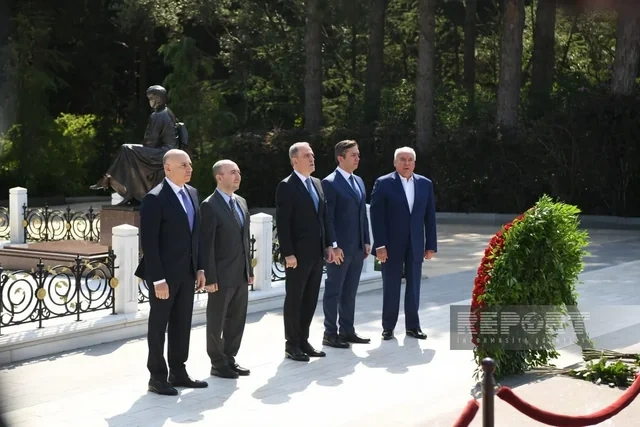 XİN-in kollektivi Zəfər parkı və Zəfər abidəsini ziyarət edib - YENİLƏNİB + FOTO