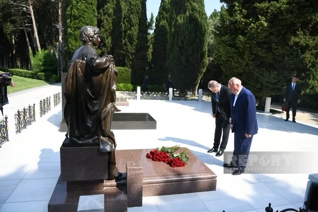 XİN-in kollektivi Zəfər parkı və Zəfər abidəsini ziyarət edib - YENİLƏNİB + FOTO