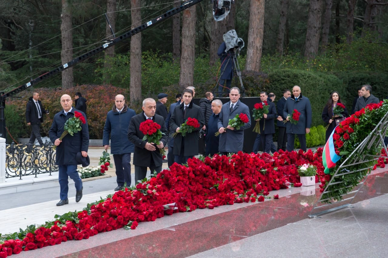 ADSEA kollektivi Fəxri xiyabanda Heydər Əliyevin xatirəsini andı - FOTO