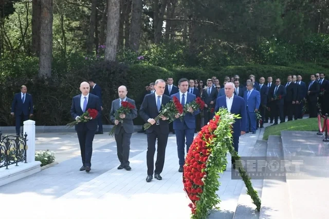 XİN-in kollektivi Zəfər parkı və Zəfər abidəsini ziyarət edib - YENİLƏNİB + FOTO