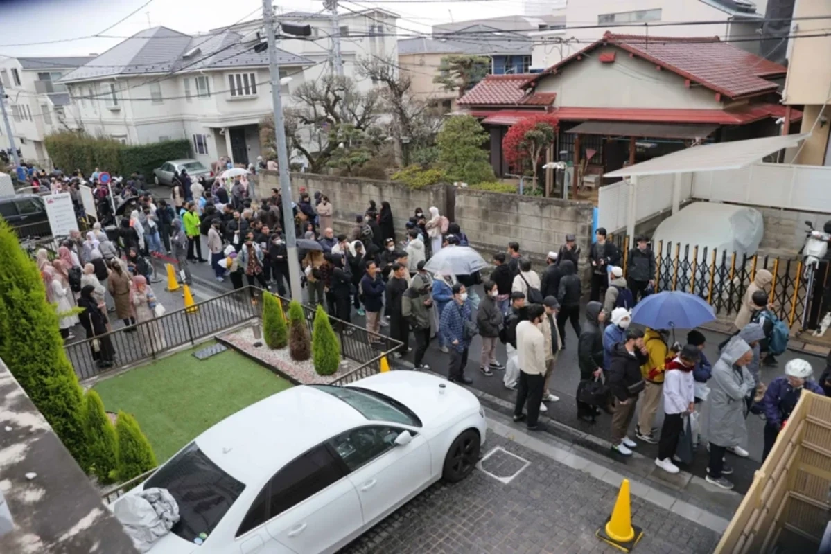 Tokio məscidində bayram namazı beş dəfə qılındı