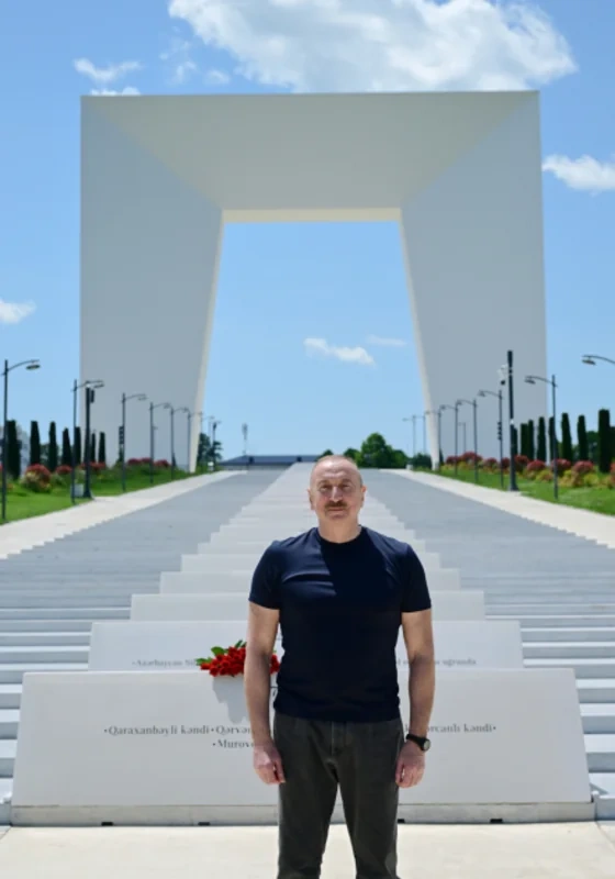 Prezident İlham Əliyev Xankəndi şəhərində Zəfər tağının önünə gül dəstələri düzüb - FOTO