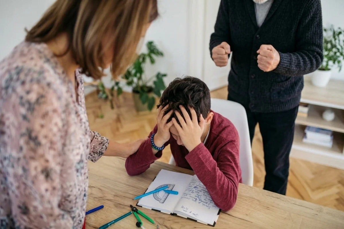 Nəvəsi imtahandan az bal yığdı, acığını gəlindən çıxdı