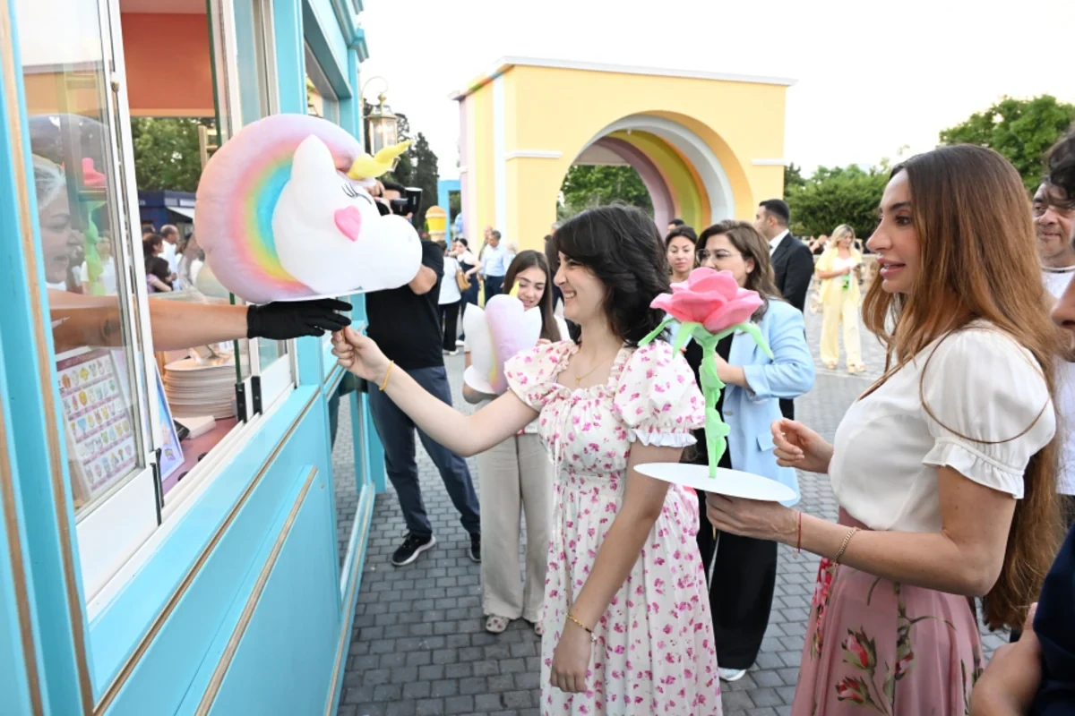 Leyla və Arzu Əliyevalar "CandyFest" yay festivalını ziyarət edib, "Sehrli mirvari" su sirki şousunu izləyiblər - FOTO
