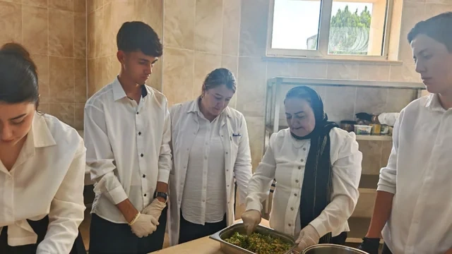 63 yaşlı nənə 16 yaşlı nəvəsi ilə eyni liseydə oxuyur - FOTO