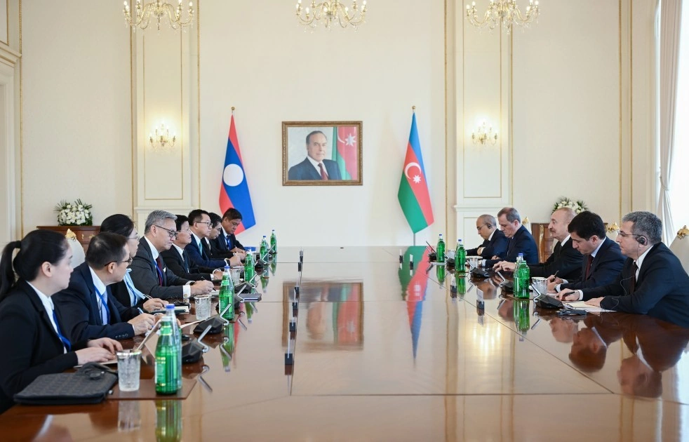 İlham Əliyevin Laos Prezidenti ilə geniş tərkibdə görüşü oldu - FOTO