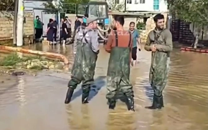 Sumqayıtda yaşayış yerlərini su basıb - Video