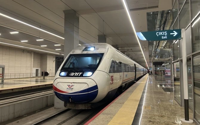 İstanbulda hava limanına gedən metro qatarı relsdən çıxıb