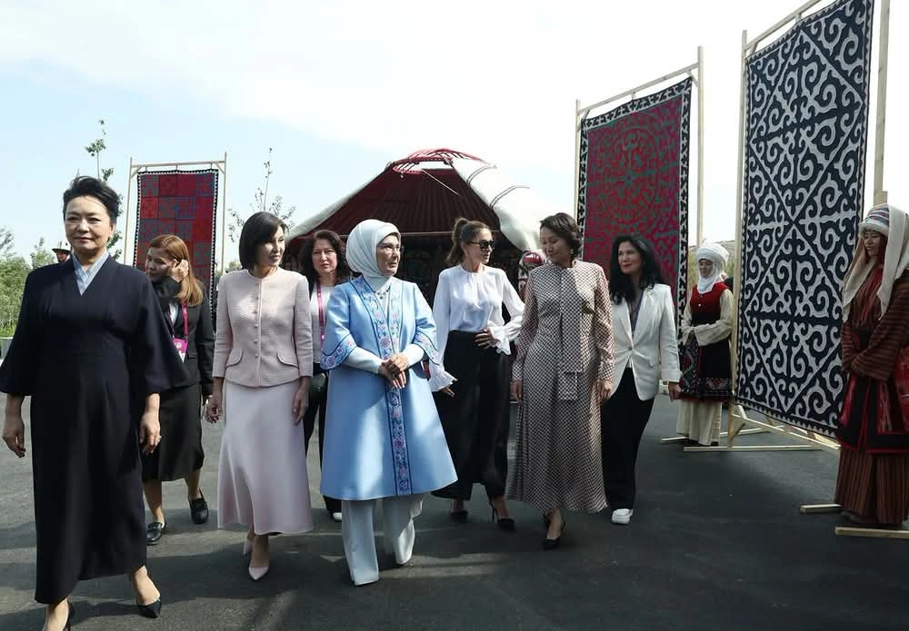 Mehriban Əliyeva Bişkekdə əl işləri sərgisini ziyarət edib - FOTO