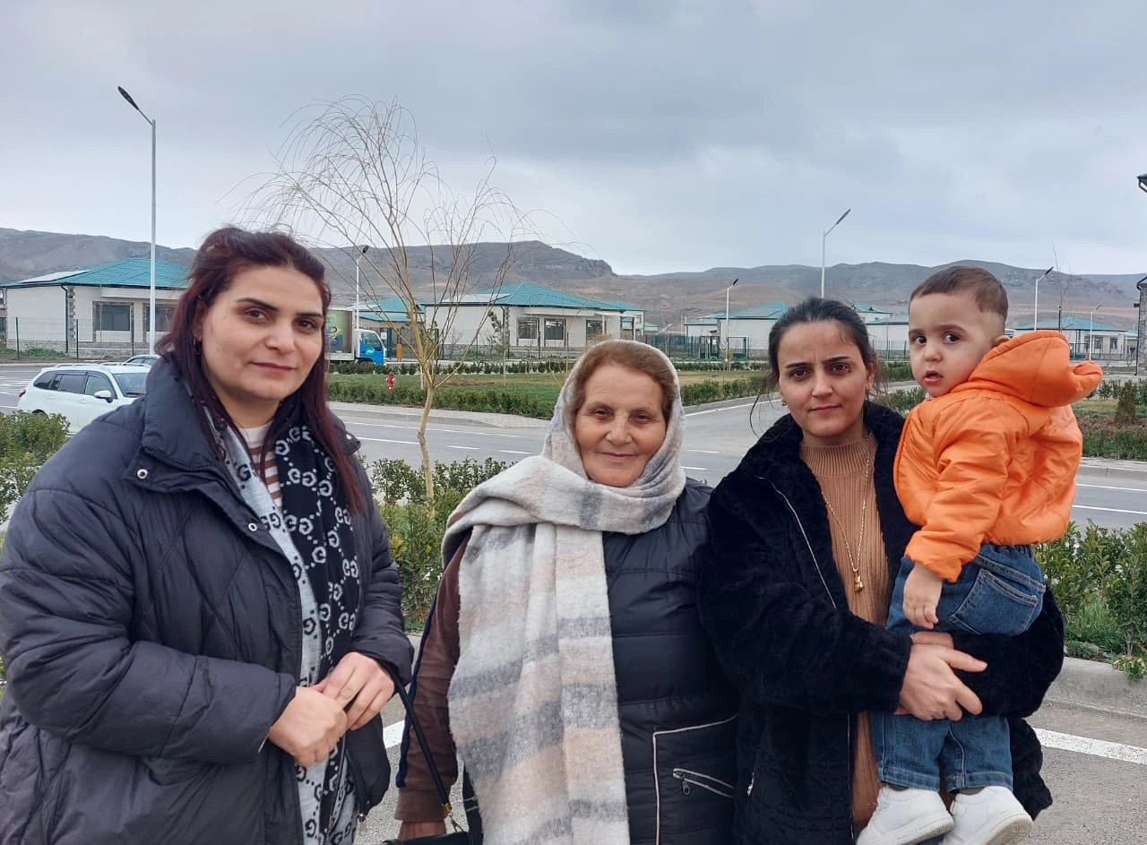 Köç karvanı Zəngilanın Məmmədbəyli kəndinə çatdı, açarlar təqdim edildi -FOTO