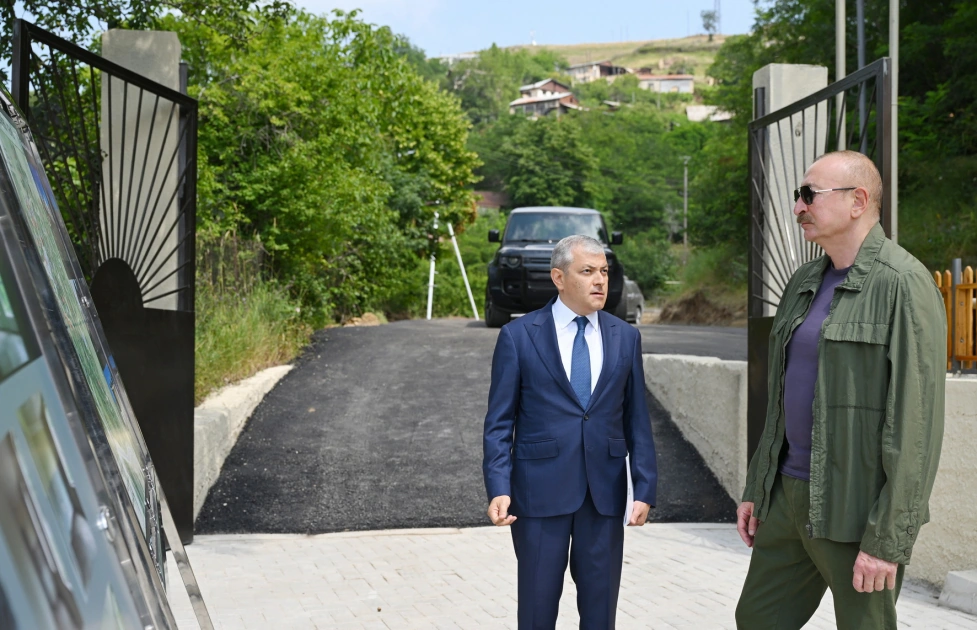 Prezident İlham Əliyev Şuşanın Kiçik Qaladərəsi kəndində görülən işlərlə tanış olub və kəndə qayıdan sakinlərlə görüşüb