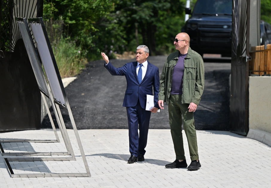 Prezident İlham Əliyev Şuşanın Kiçik Qaladərəsi kəndində görülən işlərlə tanış olub və kəndə qayıdan sakinlərlə görüşüb
