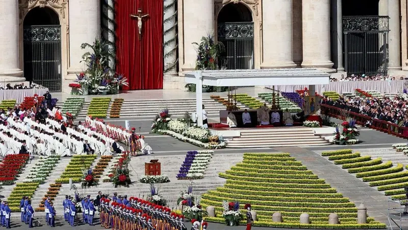 "Silahları yerə qoyun": Roma Papası ilk Pasxa müraciətində dünyaya sülh mesajı verdi - BBC