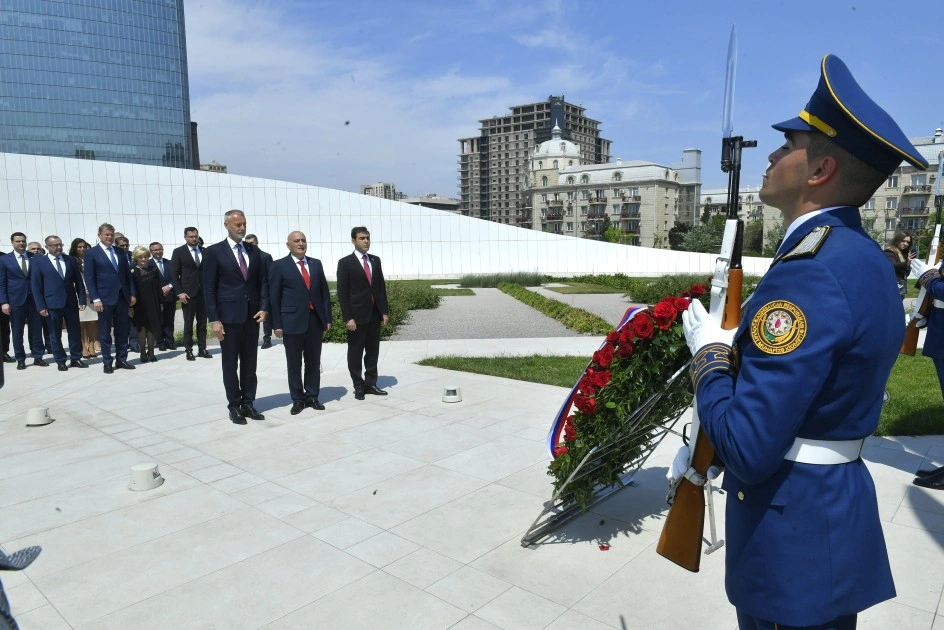 Slovakiya Milli Şurasının sədri Zəfər parkında - FOTOLAR