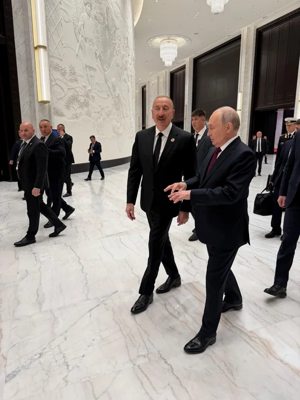İlham Əliyev Bişkekdə Vladimir Putinlə ayaqüstü söhbət etdi - FOTO