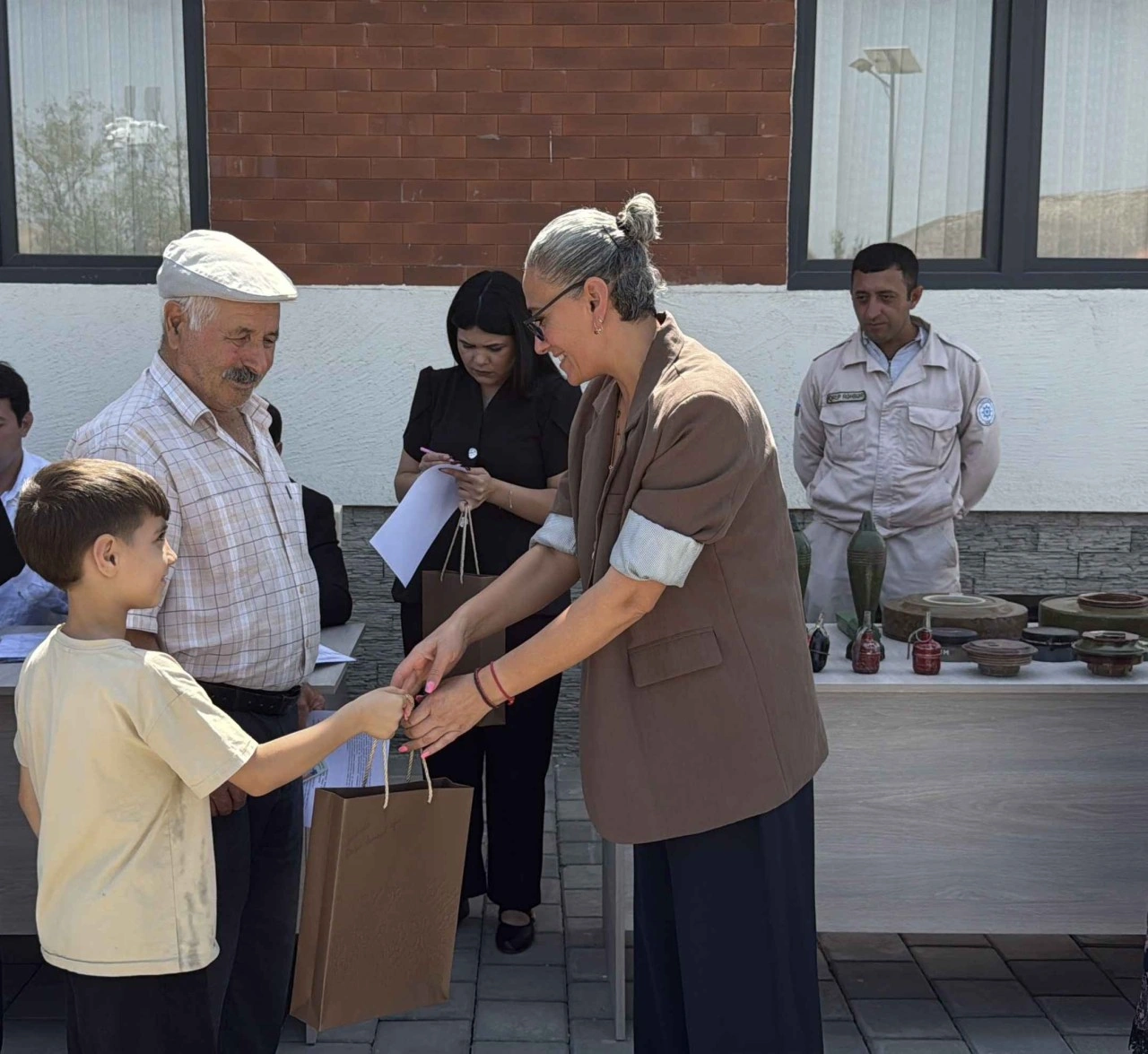 Növbəti köç Şükürbəyli kəndinə çatdı: Ailələrə evlərin açarları təqdim edildi - FOTO