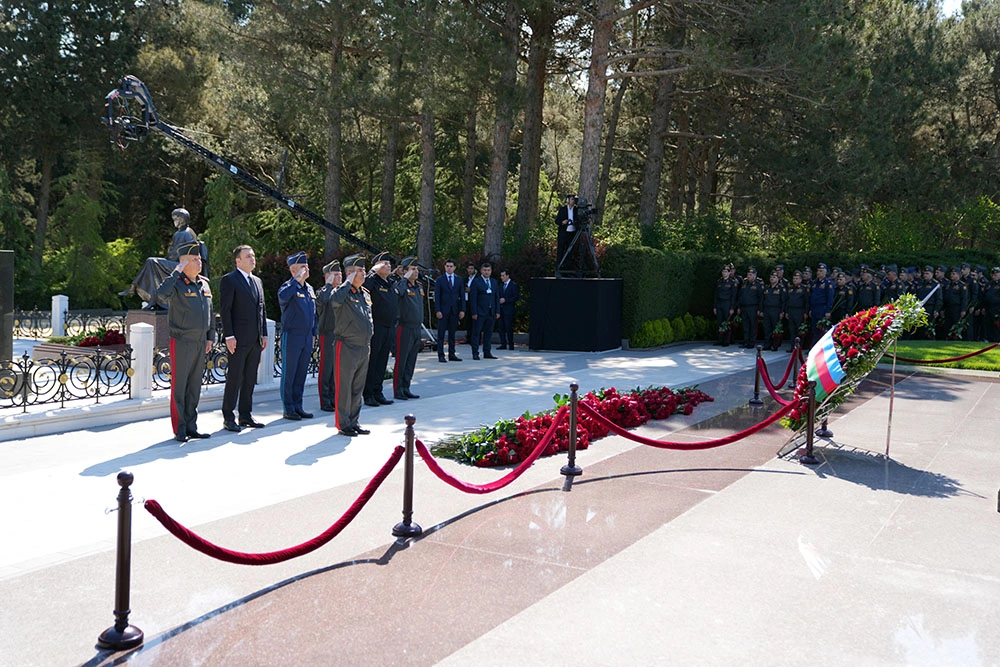 Müdafiə Nazirliyinin rəhbər heyəti Fəxri xiyabanı ziyarət etdi - FOTO