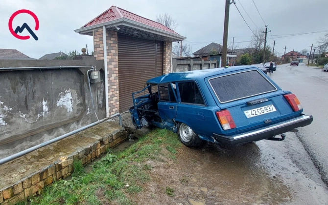 Lənkəranda “VAZ” qaz borusuna çırpıldı - Sürücü xəsarət aldı+Foto