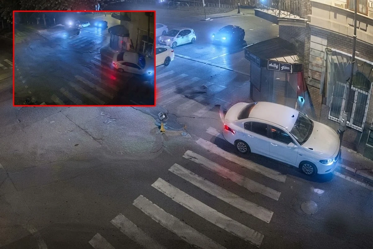 Sürücü sürət həddini aşıb qəza törətdi, işıqfora çırpıldı - ANBAAN VİDEO