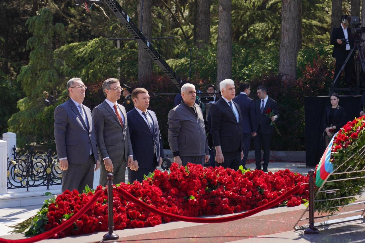 Milli Məclisin kollektivi Fəxri xiyabanı ziyarət etdi - FOTOLAR
