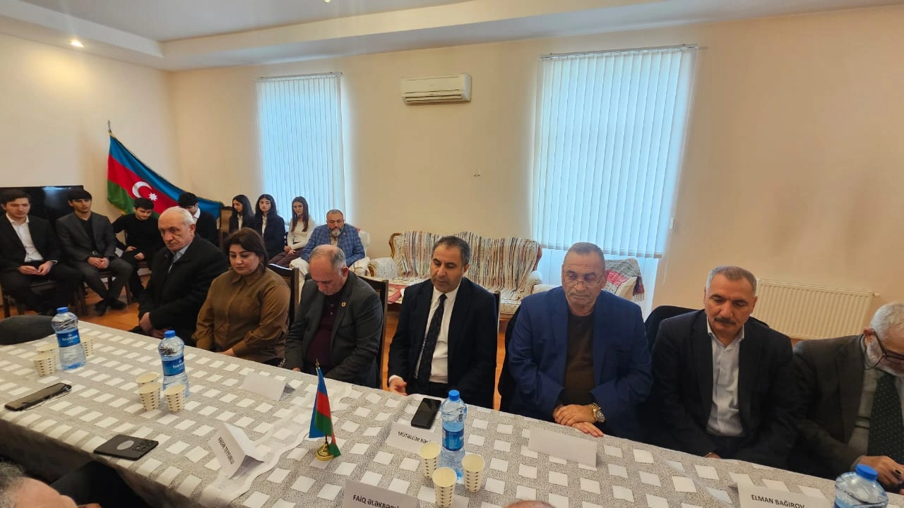 Ədalət Partiyasında “Yeni dünya düzənində Türk dövlətlərinin yeri və rolu” mövzusunda dəyirmi masa keçirildi - FOTOLAR