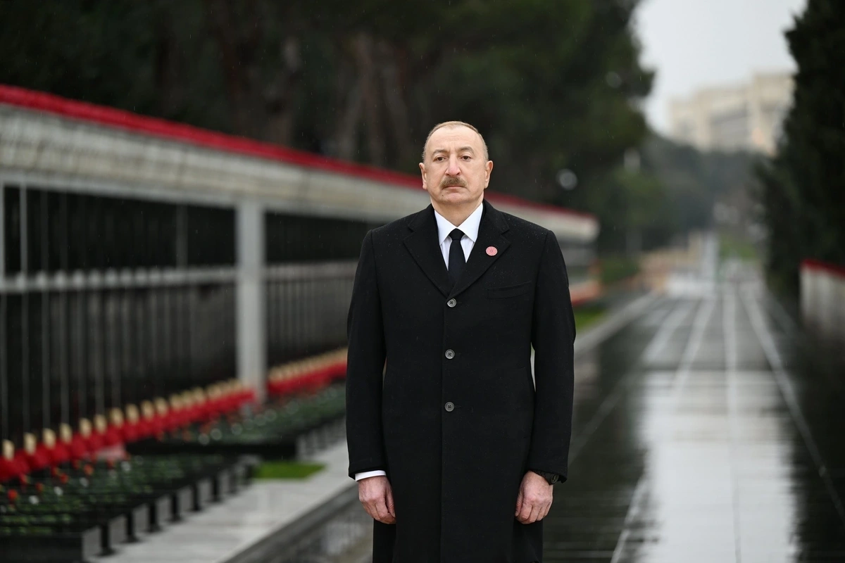 İlham Əliyev 20 Yanvar şəhidlərinin xatirəsini yad etdi - FOTOLAR